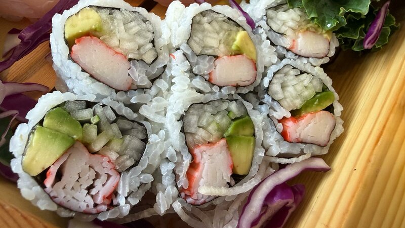 6 slices of rolled sushi
